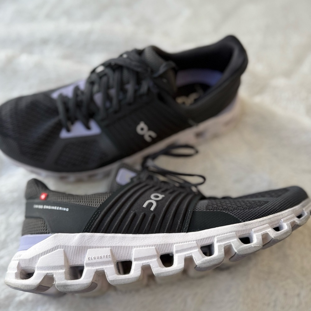 Women’s size 9 ON running sneakers
